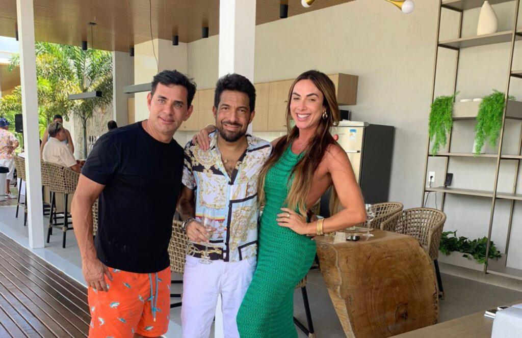 Gustavo Arona comemora aniversário em mansão de Nicole Bahls