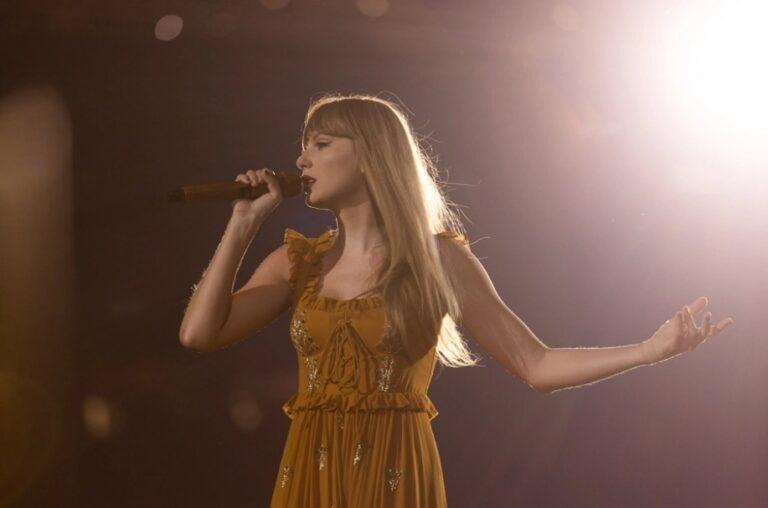 TAYLOR SWIFT ATINGE O RECORDE DE 10 ÁLBUNS NO TOP 100 DA PARADA BILLBOARD 200.
