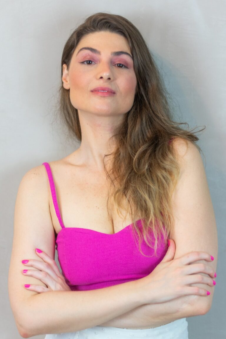 Atriz Rennata Mattos entra no clima do Outubro Rosa e se une à Campanha em Apoio a Conscientização e Prevenção do Câncer de Mama.