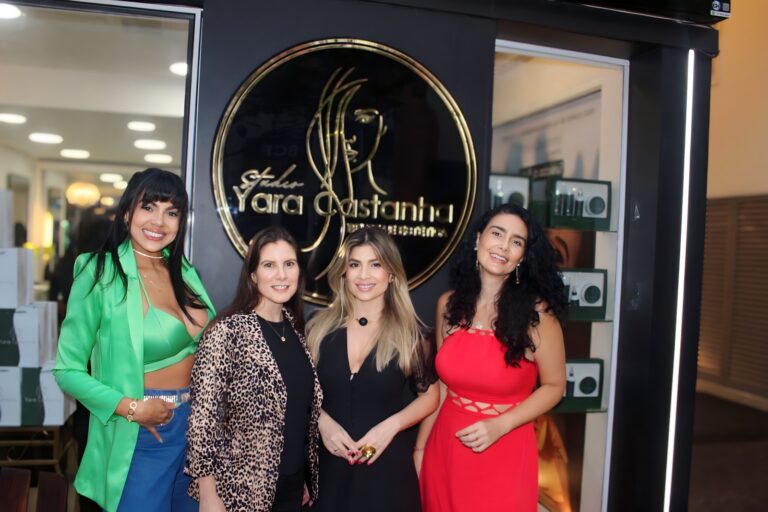 A Atriz Yara Castanha lança linha de cosméticos em evento para amigos e celebridades