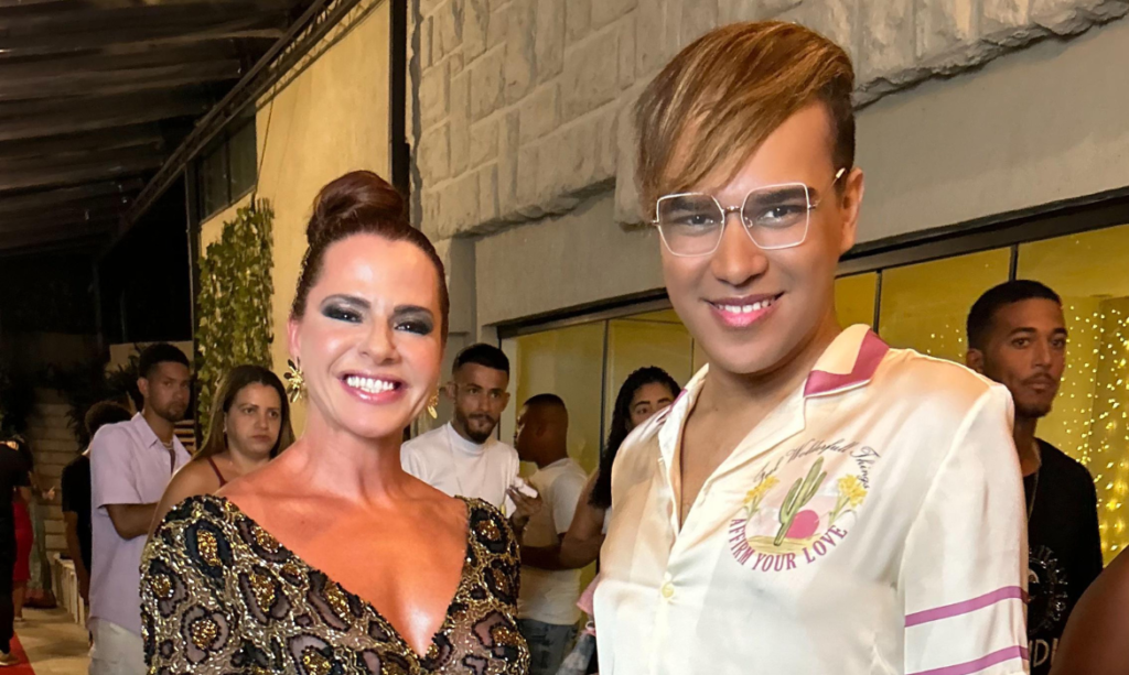 Karen Lopes, musa do carnaval, marcou presença como apresentadora em desfile beneficente no Rio