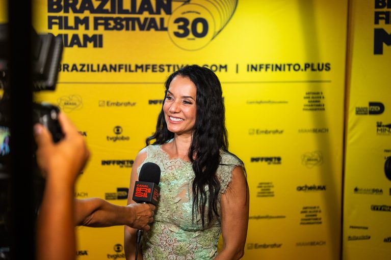 Mônica Carvalho emociona público em Miami e é aplaudida de pé em “Deixe-me Viver”